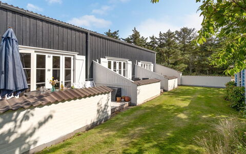 Cita - 100M to the Fjord: Bleu, Arbuste, Chalet, Couverture De Sol, Jardin, Biens, Ombre, Aménagement Paysager, Ferme, Eco Hôtel