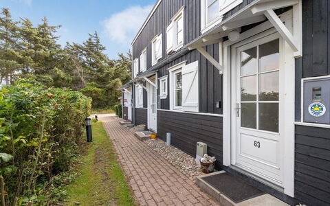 Cita - 100M to the Fjord: Bleu, Arbuste, Chalet, Couverture De Sol, Jardin, Biens, Ombre, Aménagement Paysager, Ferme, Eco Hôtel