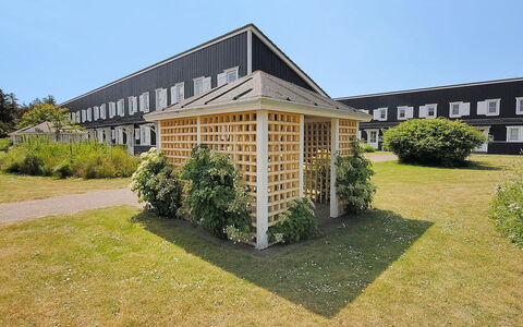 Cita - 100M to the Fjord: Bleu, Arbuste, Chalet, Couverture De Sol, Jardin, Biens, Ombre, Aménagement Paysager, Ferme, Eco Hôtel