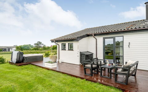 Selke - 300M to the Fjord: Appartement, Ombre, Balcon, Chaise, Clôture, Mobilier De Jardin, Aluminium, Gazon Artificiel