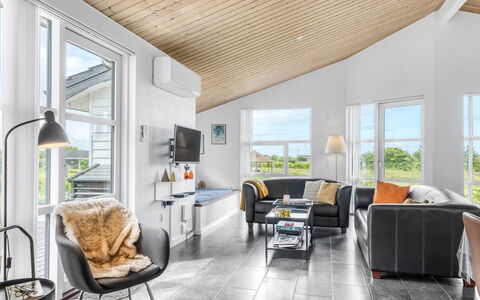 Selke - 300M to the Fjord: Appartement, Ombre, Balcon, Chaise, Clôture, Mobilier De Jardin, Aluminium, Gazon Artificiel