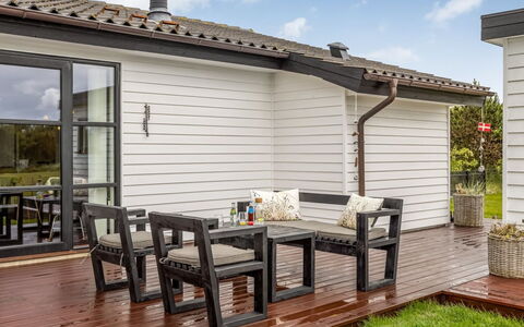 Selke - 300M to the Fjord: Appartement, Ombre, Balcon, Chaise, Clôture, Mobilier De Jardin, Aluminium, Gazon Artificiel