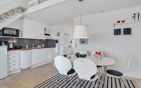 Idunn - 100M to the Fjord: Sol, Meubles, Design Intérieur, Sol, Plafond, Appartement, Pièce, Chaise, Salon, Table Cuisine Et Salle A Manger