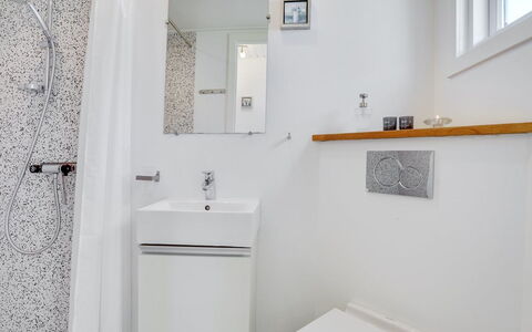 Idunn - 100M to the Fjord: Salle De Bains, Luminaire Plomberie, Mur, Design Intérieur, Siège De Toilette, Sol, Toilette, Sol, Plomberie, Robinet