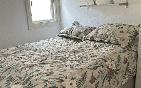 Idunn - 100M to the Fjord: Lit, Chambre, Literie, Drap De Lit, Meubles, Linge, Design Intérieur, Textile, Pièce, Cadre De Lit