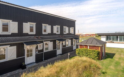 Idunn - 100M to the Fjord: Bleu, Arbuste, Chalet, Couverture De Sol, Jardin, Biens, Ombre, Aménagement Paysager, Ferme, Eco Hôtel