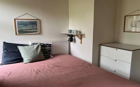 Sebastian - 100M to the Fjord: Meubles, Design Intérieur, Chambre, Sol, Sol, Lit, Linge, Pièce, Drap De Lit, Literie