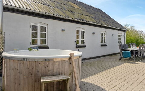 Folkar - 3Km to the Fjord: Meubles, Design Intérieur, Sol, Bois, Sol, Plafond, Parquet, Chaise, Table, Éclairage