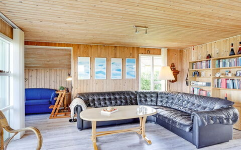 Pavo - 300M to the Fjord: Meubles, Canapé, Design Intérieur, Bois, Sol, Sol, Salon, Plafond, Pièce