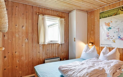 Pavo - 300M to the Fjord: Chambre, Bois, Design Intérieur, Lit, Drap De Lit, Plafond, Meubles, Sol, Sol, Literie