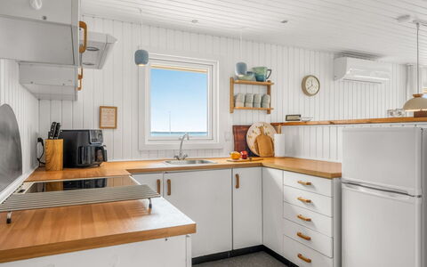 Pavo - 300M to the Fjord: Bois, Sol, Cuisine, Design Intérieur, Sol, Comptoir, Plafond, Cabinetry, Pièce, Tache De Bois