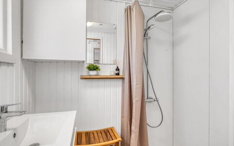 Pavo - 300M to the Fjord: Bois, Sol, Luminaire Plomberie, Sol, Design Intérieur, Salle De Bains, Plomberie, Pièce, Toilette, Robinet