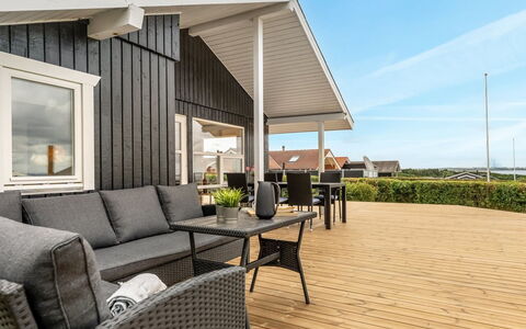 Pavo - 300M to the Fjord: Bois, Domicile, Architecture, Parquet, Sol, Maison, Porche, Sol, Dur, Plate-Forme