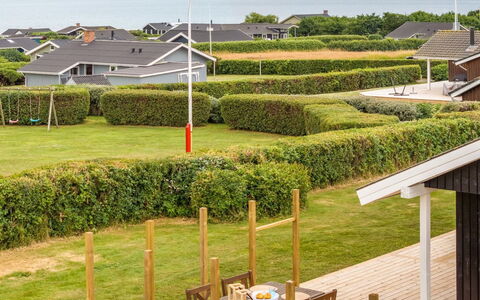 Pavo - 300M to the Fjord: Herbe, Toit, Maison, Zone Résidentielle, Lot Terre, Domicile, Pelouse, Biens, Jardin, Chalet