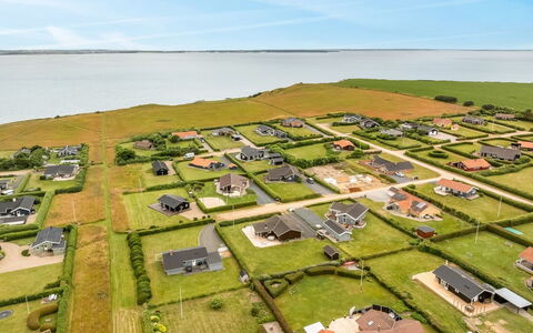 Pavo - 300M to the Fjord: Zone Résidentielle, Maison, Domicile, Toit, Paysage, Vue Du Ciel, Plaine, Lot Terre, Biens, Banlieue