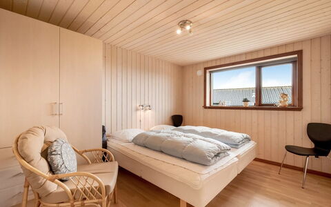 Malila - 400M to the Fjord: Bois, Design Intérieur, Sol, Chambre, Plafond, Sol, Lit, Pièce, Drap De Lit, Meubles