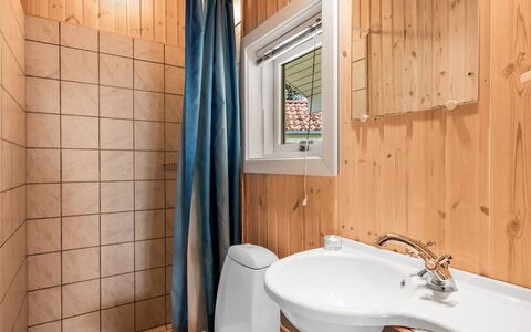 Sesto - 300M to the Fjord: Luminaire Plomberie, Lavabo, Bois, Évier, Salle De Bains, Sol, Sol, Design Intérieur, Robinet, Plomberie