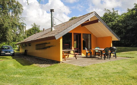 Naema - 600M to the Fjord: Maison, Domicile, Toit, Zone Résidentielle, Chalet, Biens, Ferme, Pelouse, Aménagement Paysager, Siding