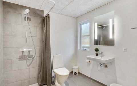 Sibbe - 500M to the Fjord: Sol, Mur, Luminaire Plomberie, Sol, Plafond, Design Intérieur, Évier, Salle De Bains, Plomberie, Toilette