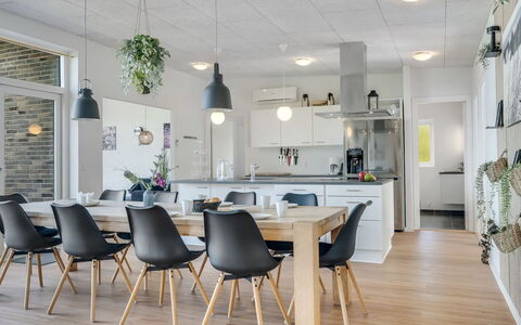 Eloise - 50M to the Fjord: Architecture, Toit, Domicile, Composite, Daylighting, Siding, Allée