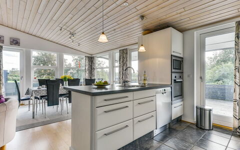 Sylvelin - 400M to the Fjord: Bois, Plafond, Sol, Design Intérieur, Cuisine, Comptoir, Meubles, Sol, Parquet, Domicile