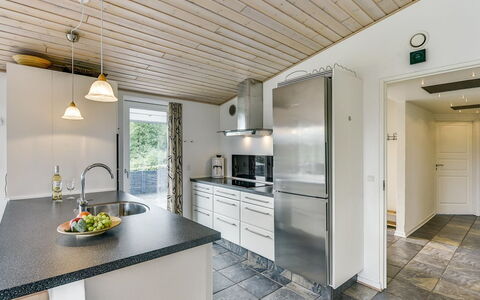 Sylvelin - 400M to the Fjord: Sol, Cuisine, Bois, Comptoir, Plafond, Design Intérieur, Sol, Cabinetry, Domicile, Meubles