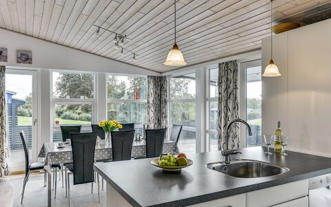 Sylvelin - 400M to the Fjord: Design Intérieur, Plafond, Bois, Sol, Luminaire, Meubles, Sol, Table Cuisine Et Salle A Manger, Cuisine, Domicile