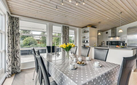 Sylvelin - 400M to the Fjord: Design Intérieur, Meubles, Plafond, Table Cuisine Et Salle A Manger, Domicile, Luminaire, Éclairage, Sol, Chaise, Salle À Manger