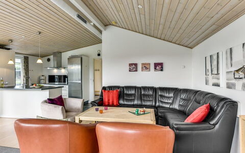 Sylvelin - 400M to the Fjord: Design Intérieur, Canapé, Plafond, Bois, Meubles, Sol, Salon, Pièce, Éclairage, Sol