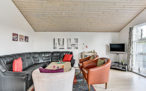 Sylvelin - 400M to the Fjord: Meubles, Design Intérieur, Canapé, Plafond, Bois, Sol, Sol, Salon, Luminaire, Éclairage
