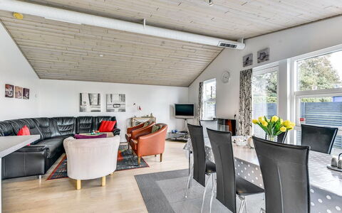 Sylvelin - 400M to the Fjord: Bois, Plafond, Design Intérieur, Canapé, Domicile, Meubles, Sol, Salon, Pièce