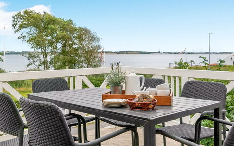 Rina - 30M to the Fjord: Bois, Toit, Maison, Chalet, Porte, Domicile, Siding, Lot Terre, Batiments Jardin, Cabanon