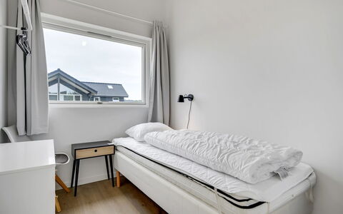 Aatami - 500M from the Sea: Chambre, Lit, Drap De Lit, Literie, Sol, Design Intérieur, Plafond, Sol, Cadre De Lit, Linge