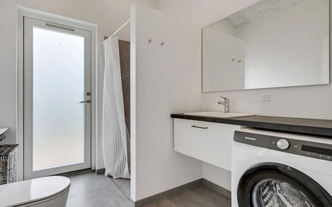 Aatami - 500M from the Sea: Sol, Sol, Design Intérieur, Plafond, Luminaire Plomberie, Machine À Laver, Pièce, Domicile, Salle De Bains, Appartement