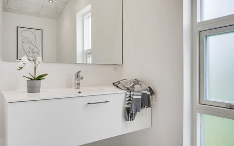 Aatami - 500M from the Sea: Design Intérieur, Luminaire Plomberie, Sol, Salle De Bains, Lavabo, Sol, Armoire De Toilette, Évier, Miroir, Robinet
