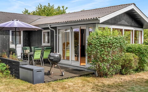 Brimi - 450M from the Sea: Toit, Maison, Porche, Domicile, Arbuste, Chalet, Porte, Siding, Jardin, Couverture De Sol