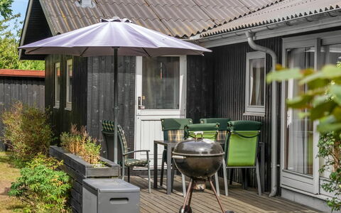 Brimi - 450M from the Sea: Toit, Mobilier De Jardin, Arbuste, Maison, Jardin, Domicile, Chalet, Tableau De Plein Air, Ombre, Chaise