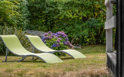 Brimi - 450M from the Sea: Mobilier De Jardin, Jardin, Couverture De Sol, Pelouse, Ombre, Chaise, Aménagement Paysager, Conception, Parc