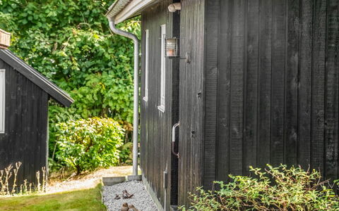 Brimi - 450M from the Sea: Bois, Arbuste, Siding, Porte, Chalet, Couverture De Sol, Batiments Jardin, Cabanon, Arrière-Cour, Jardin