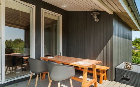 Gerhild - 300M from the Sea: Bois, Toit, Maison, Chalet, Porte, Domicile, Siding, Lot Terre, Batiments Jardin, Cabanon