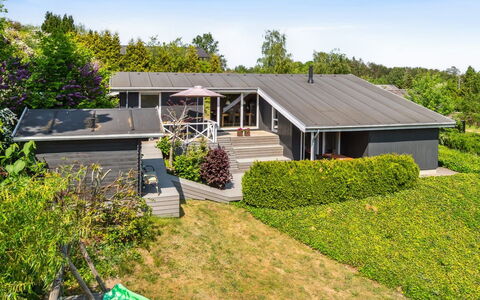 Gerhild - 300M from the Sea: Maison, Toit, Domicile, Zone Résidentielle, Arbuste, Chalet, Biens, Jardin, Siding, Aménagement Paysager