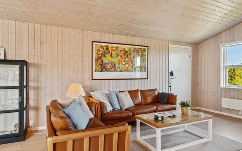 Gerhild - 300M from the Sea: Meubles, Design Intérieur, Sol, Bois, Canapé, Plafond, Sol, Salon, Pièce, Parquet