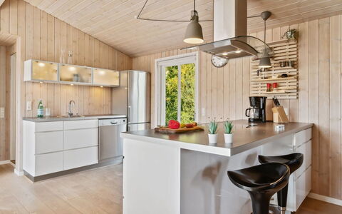 Gerhild - 300M from the Sea: Cuisine, Comptoir, Meubles, Design Intérieur, Sol, Luminaire, Appareil De Cuisine, Bois, Plafond, Cabinetry