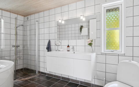 Gerhild - 300M from the Sea: Sol, Luminaire Plomberie, Sol, Design Intérieur, Salle De Bains, Évier, Plomberie, Tuile, Robinet, Plafond