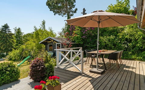 Gerhild - 300M from the Sea: Bois, Meubles, Mobilier De Jardin, Parapluie, Arbuste, Jardin, Tableau De Plein Air, Table, Chaise