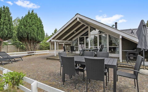 Dedo - 300M from the Sea: Toit, Maison, Lot Terre, Domicile, Chalet, Biens, Batiments Jardin, Ombre, Cabane En Rondins, Aménagement Paysager