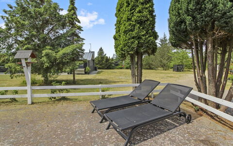 Dedo - 300M from the Sea: Toit, Maison, Lot Terre, Domicile, Chalet, Biens, Batiments Jardin, Ombre, Cabane En Rondins, Aménagement Paysager