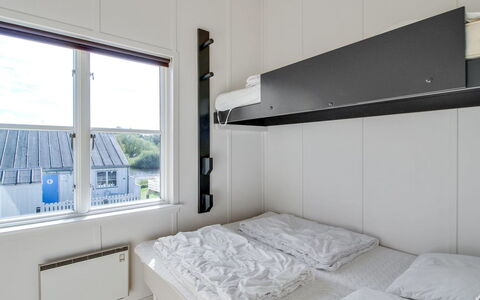 Nalle - 5M from the Sea: Toit, Maison, Lot Terre, Domicile, Chalet, Biens, Batiments Jardin, Ombre, Cabane En Rondins, Aménagement Paysager
