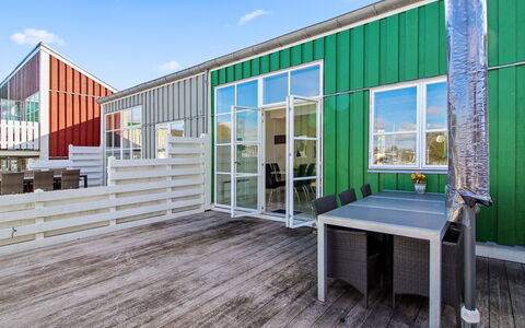 Nalle - 5M from the Sea: Toit, Maison, Lot Terre, Domicile, Chalet, Biens, Batiments Jardin, Ombre, Cabane En Rondins, Aménagement Paysager