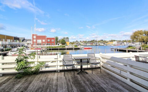 Nalle - 5M from the Sea: Toit, Maison, Lot Terre, Domicile, Chalet, Biens, Batiments Jardin, Ombre, Cabane En Rondins, Aménagement Paysager